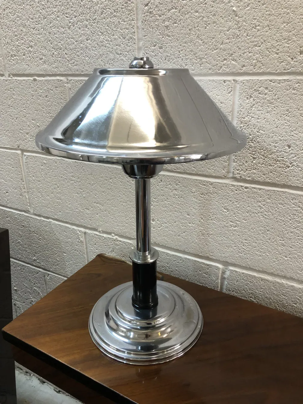 lampada da tavolo antica con finitura lucida in ambiente moderno