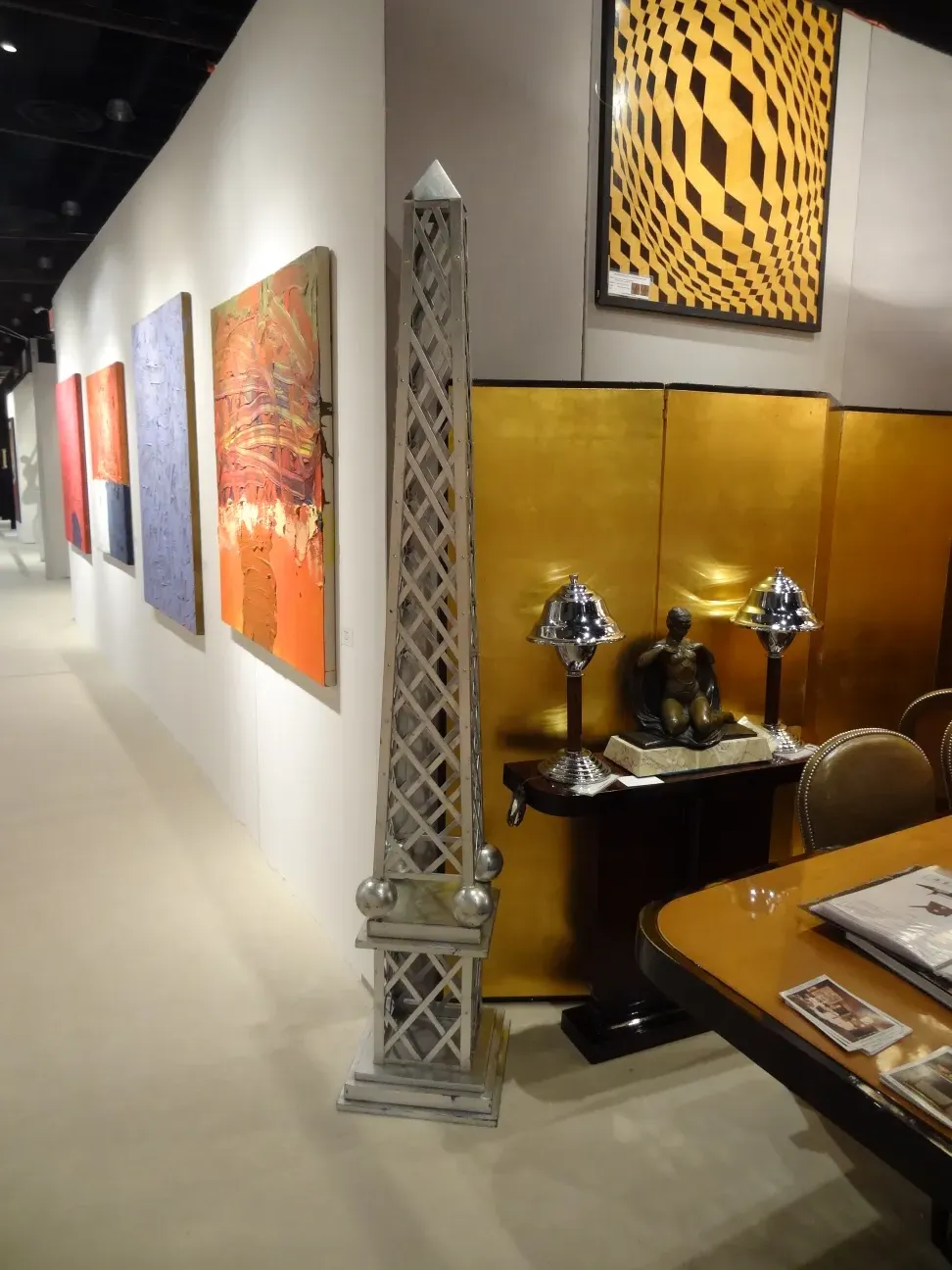 古いテーブルランプがスタイリッシュな環境を照らす。