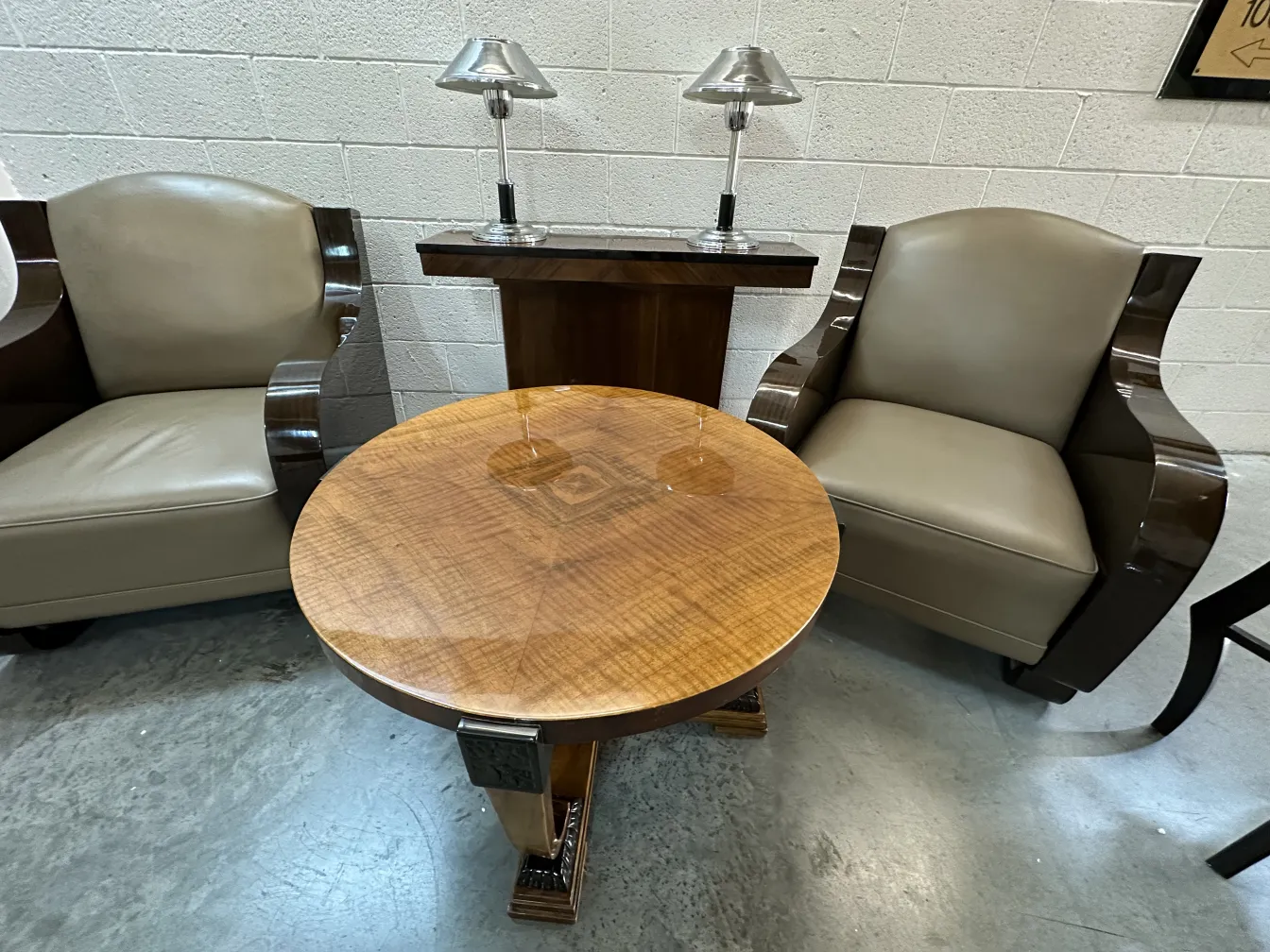 lampara de mesa antigua con base metálica y pantalla elegante en un ambiente acogedor