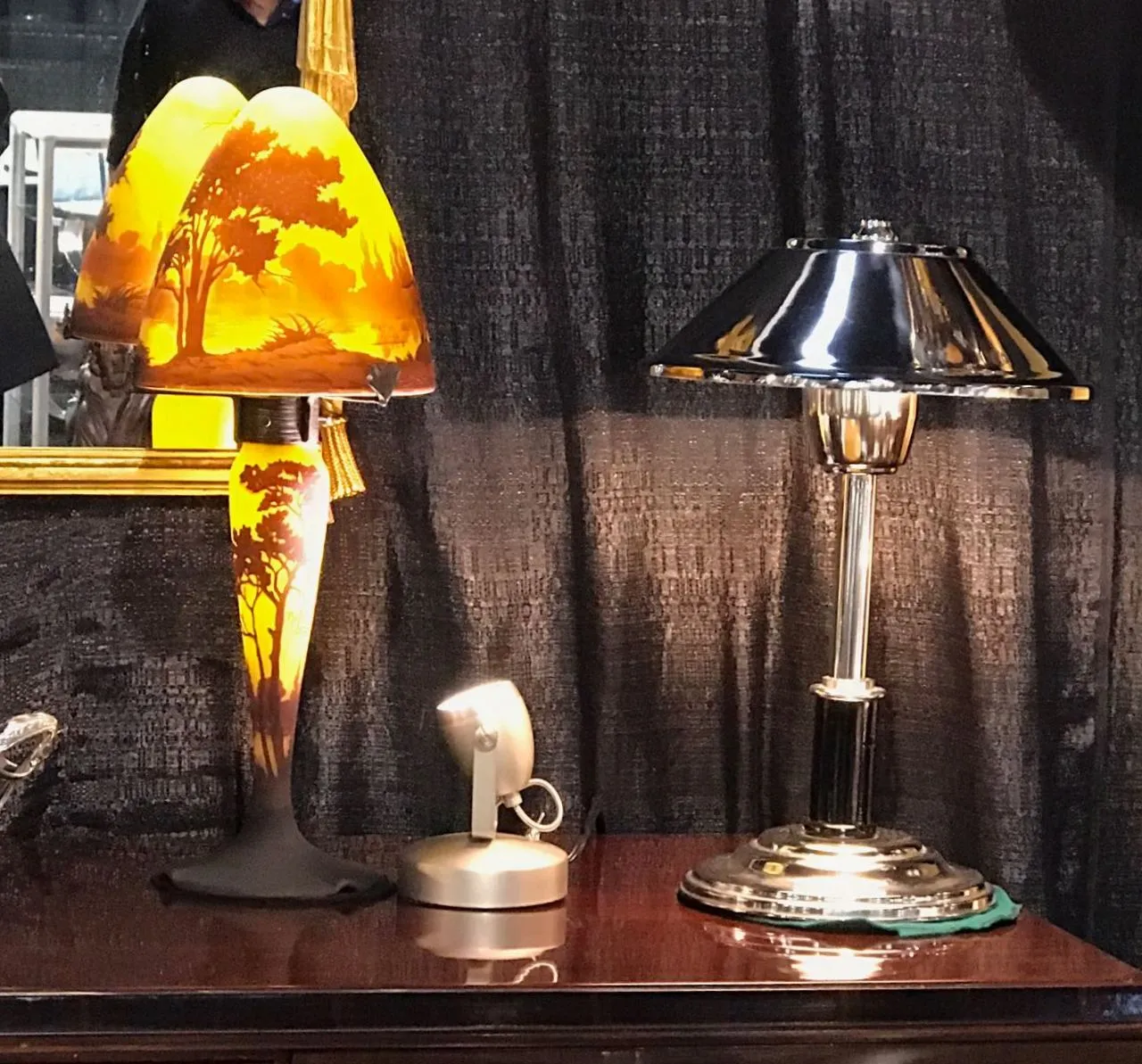 Lampada da tavolo antica con design paesaggistico e toni caldi, atmosfera accogliente.