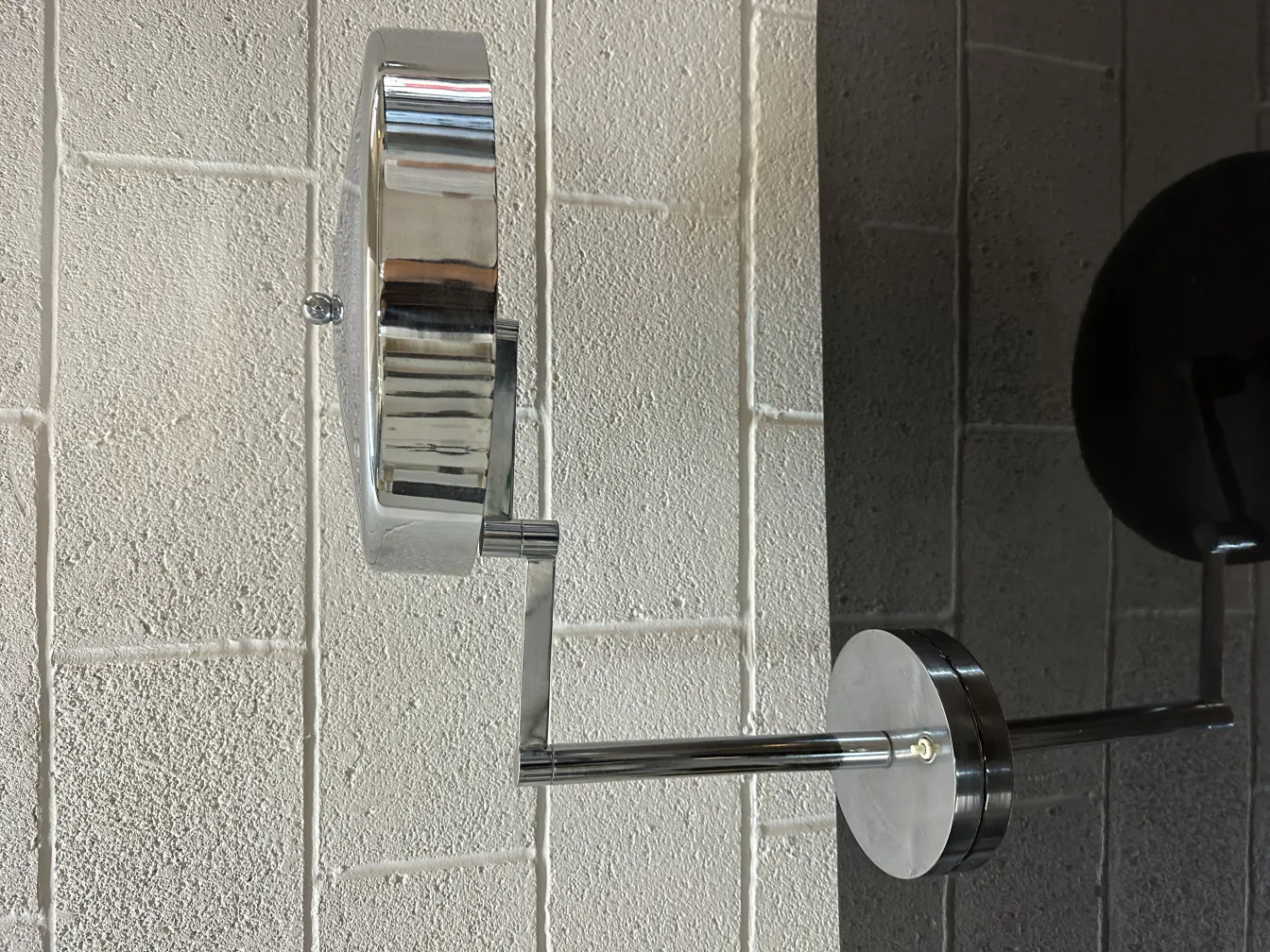 antike tischlampe mit metallbasis in modernem ambiente