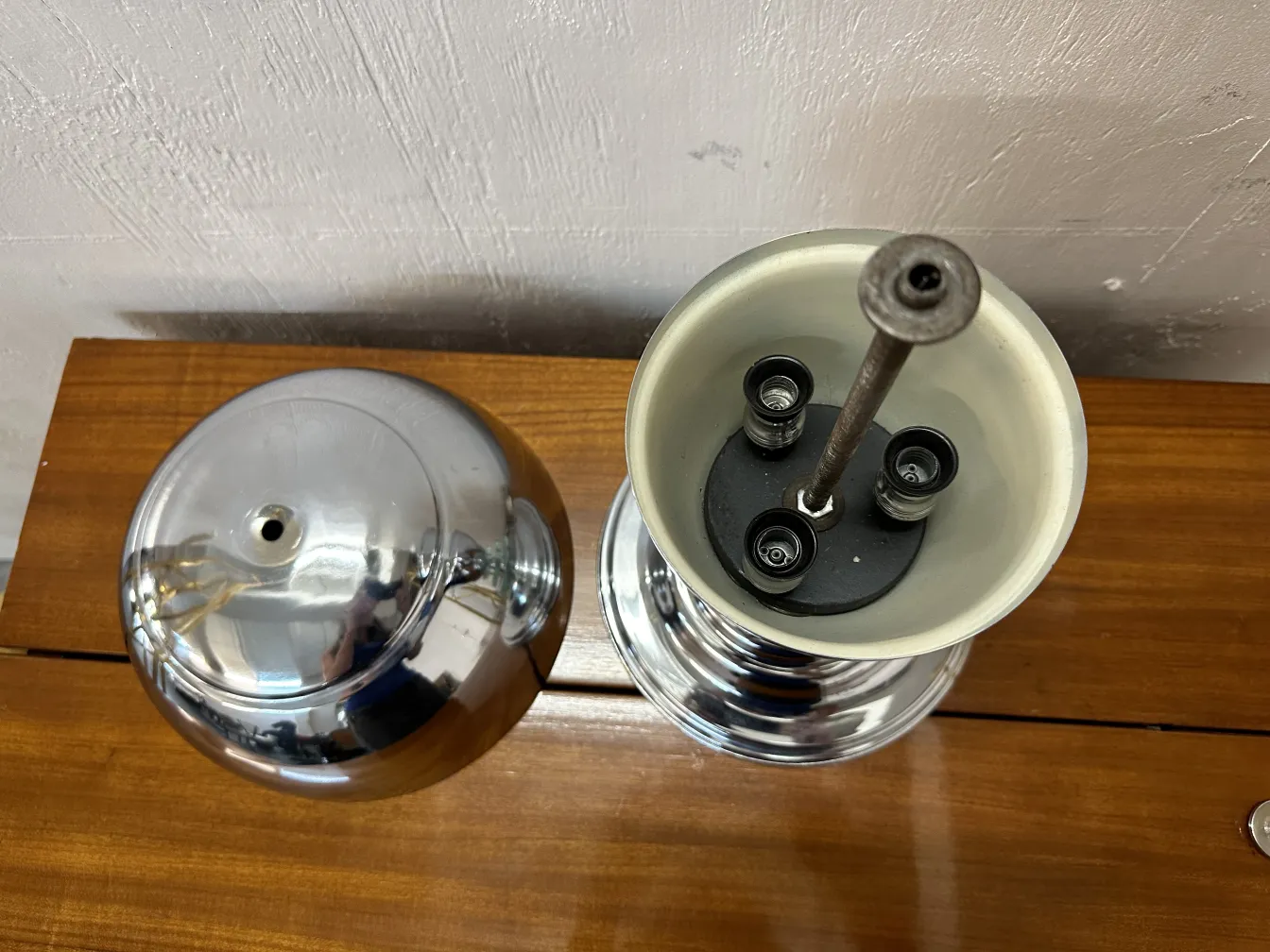 antigua lámpara de mesa brillante con base redonda.