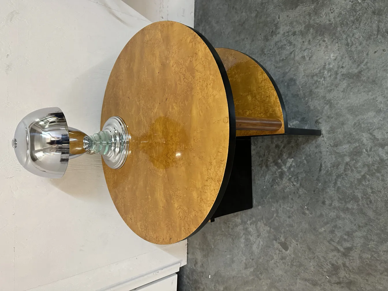 Antike Tischlampe mit Glaskörper, elegante Atmosphäre.