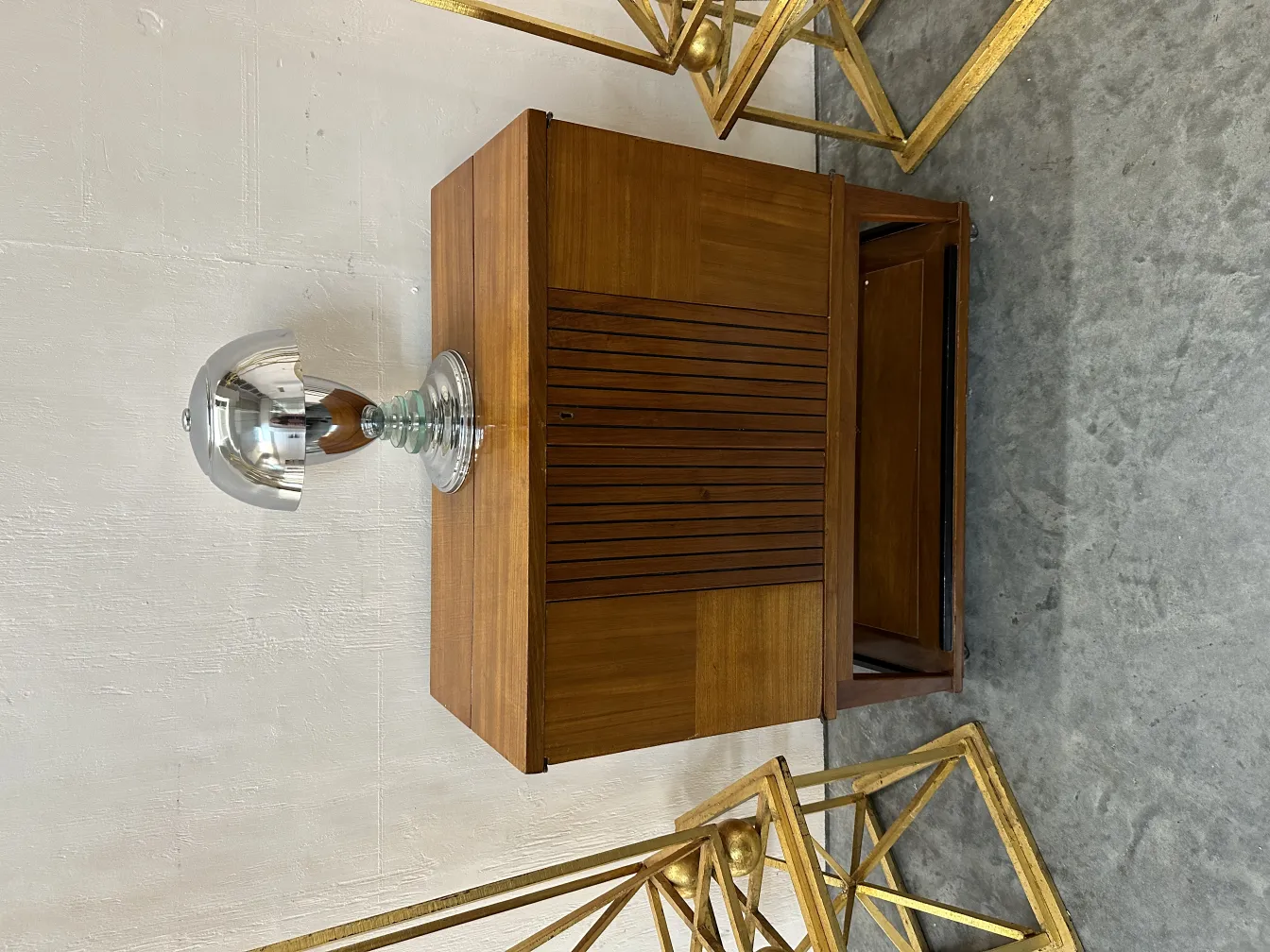 Lámpara de mesa antigua con base de cristal en un ambiente elegante.