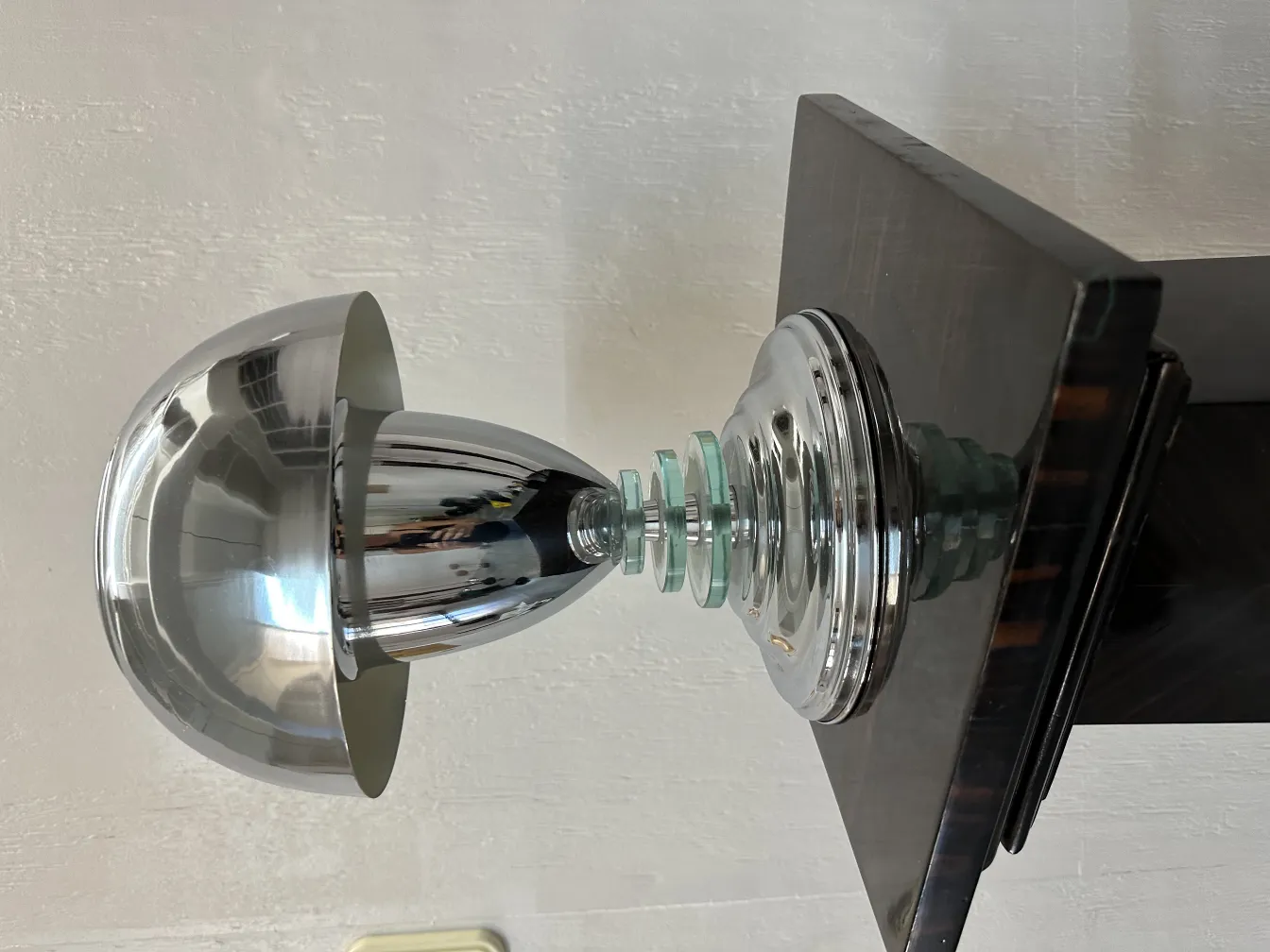 Lampe de bureau ancienne avec finition brillante et forme sphérique, ambiance élégante.