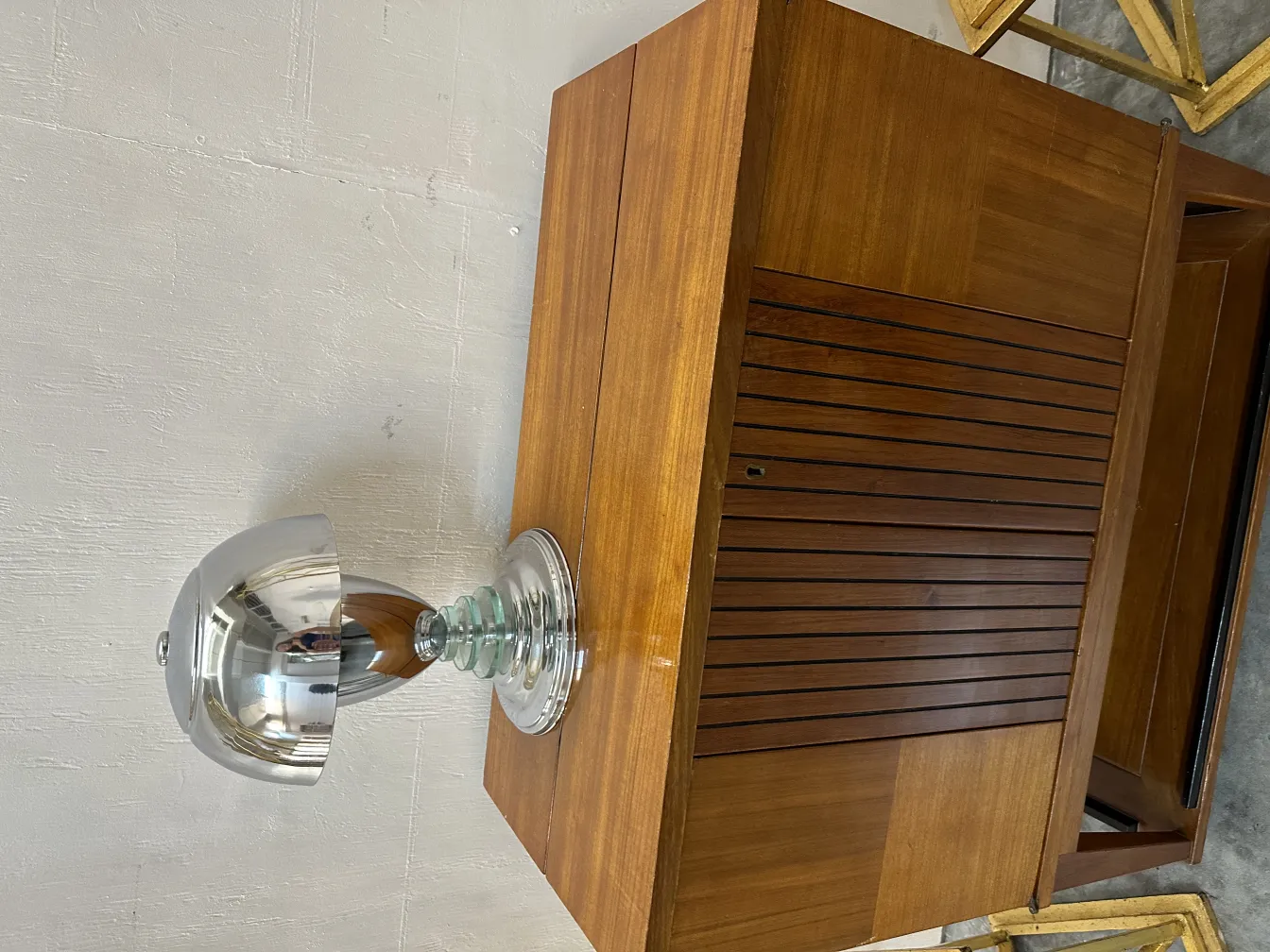 lampara de mesa antigua con base de cristal brillante, en ambiente elegante