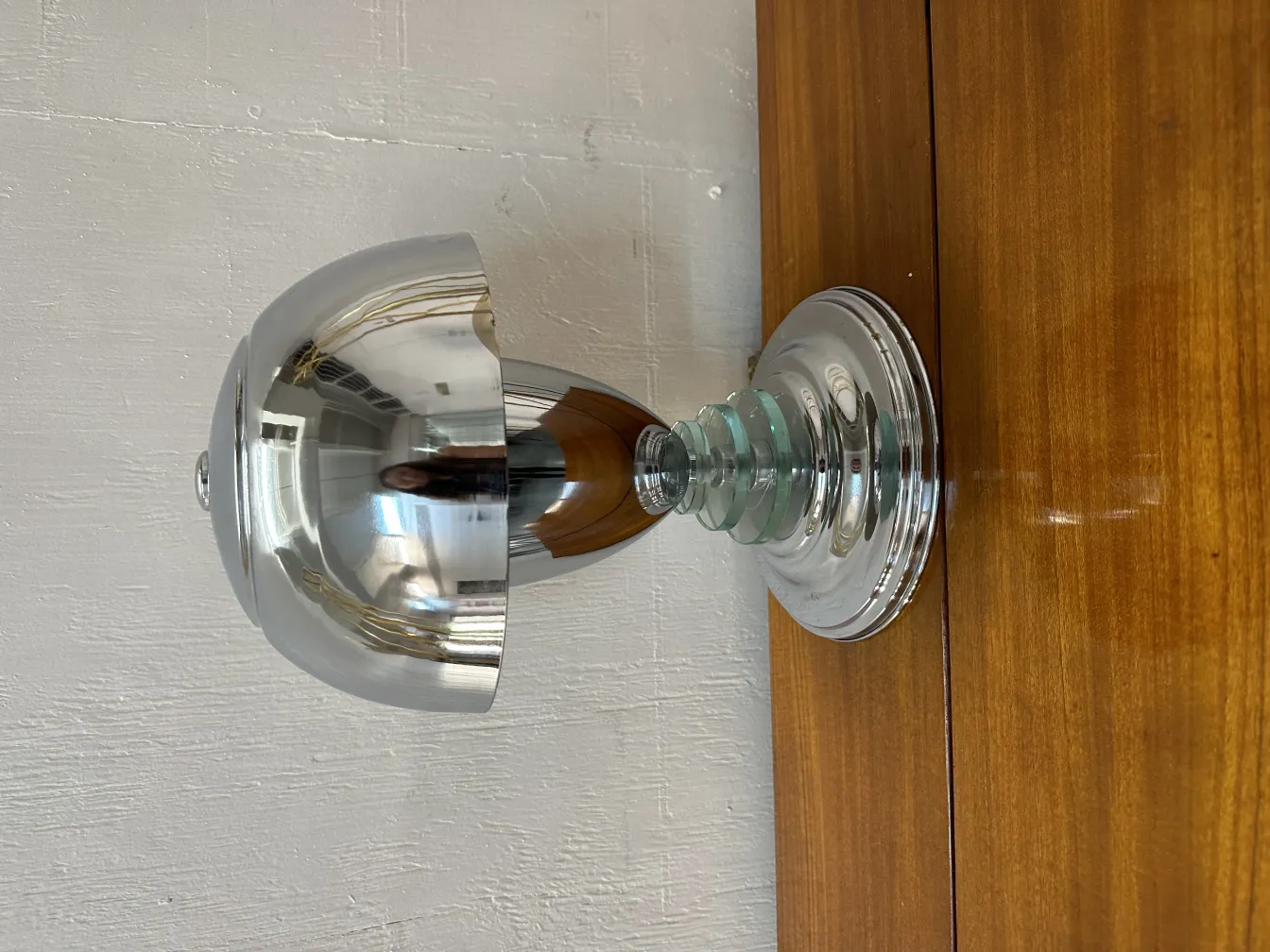 Alte Tischlampe mit Glaskörper, stilvoll und glänzend, ideal zur Dekoration.
