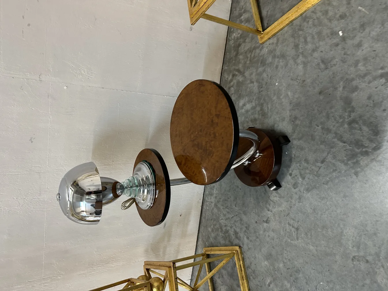 lampe de bureau ancienne avec une base circulaire et finition brillante