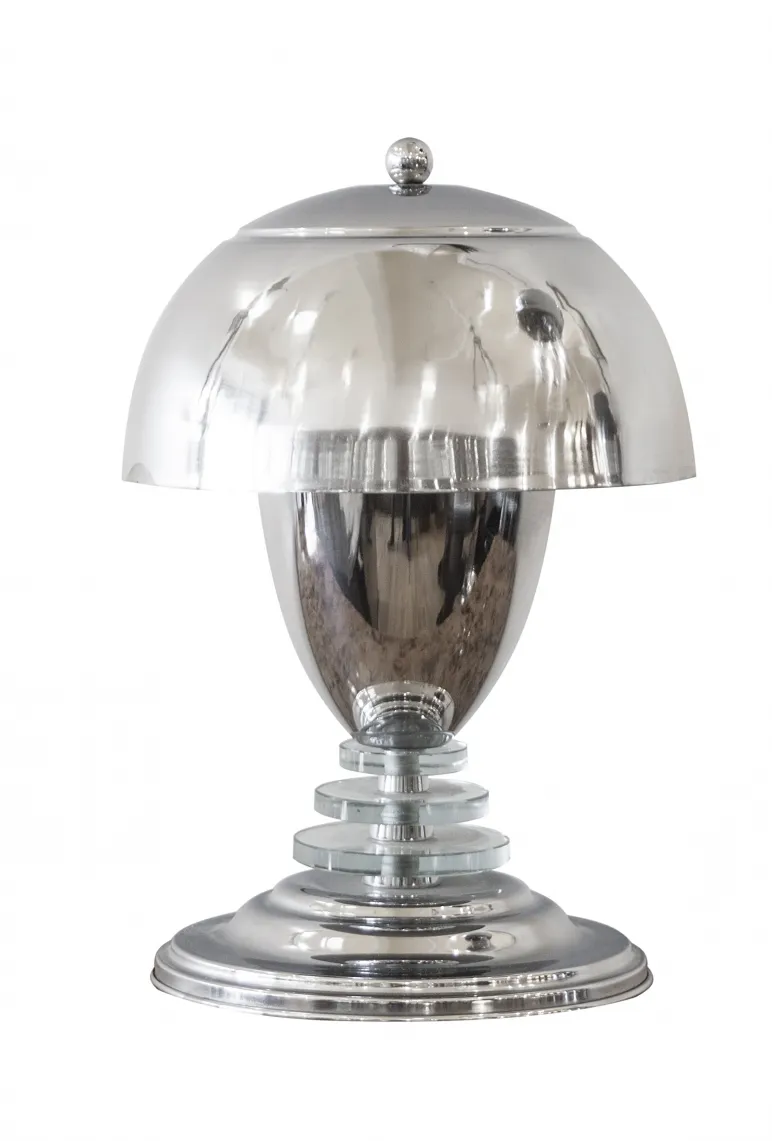 Antica lampada da tavolo con design a specchio e base lucida, perfetta per l'arredamento.