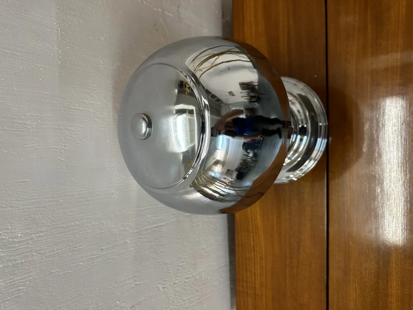 lampada da tavolo antica con superficie lucida in un ambiente luminoso