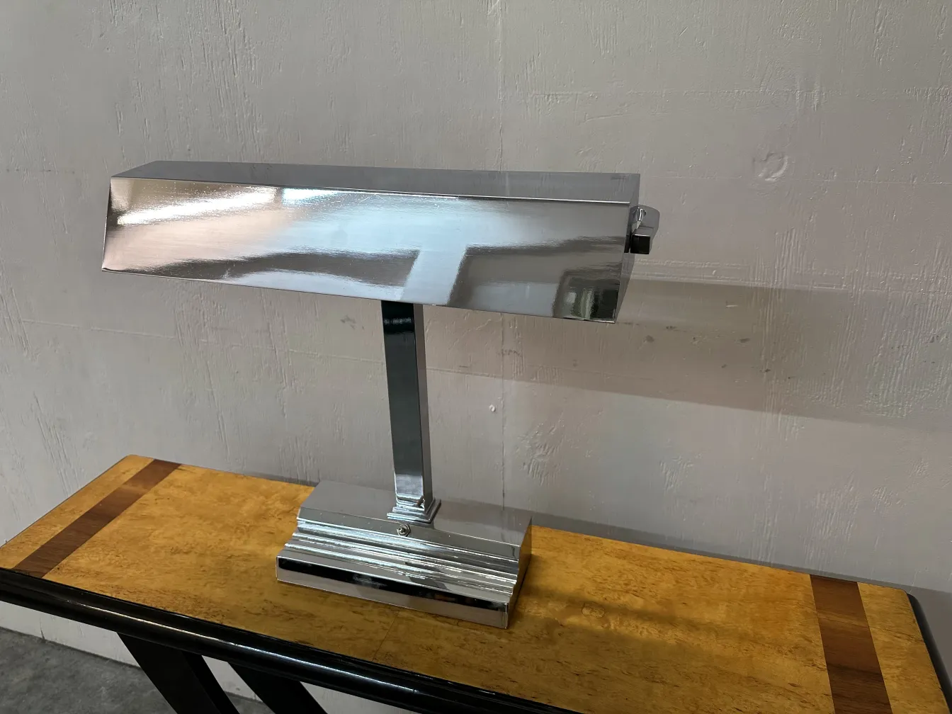 lampe de bureau antique avec un design moderne, posée sur une table