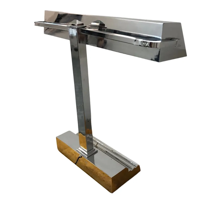 Luminária de mesa antiga com base de formas geométricas