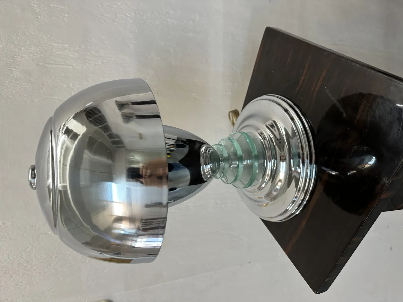 стол'naya lampa s ornamentirovannoy osnovoy, ideal'naya dlya lyubogo inter'era