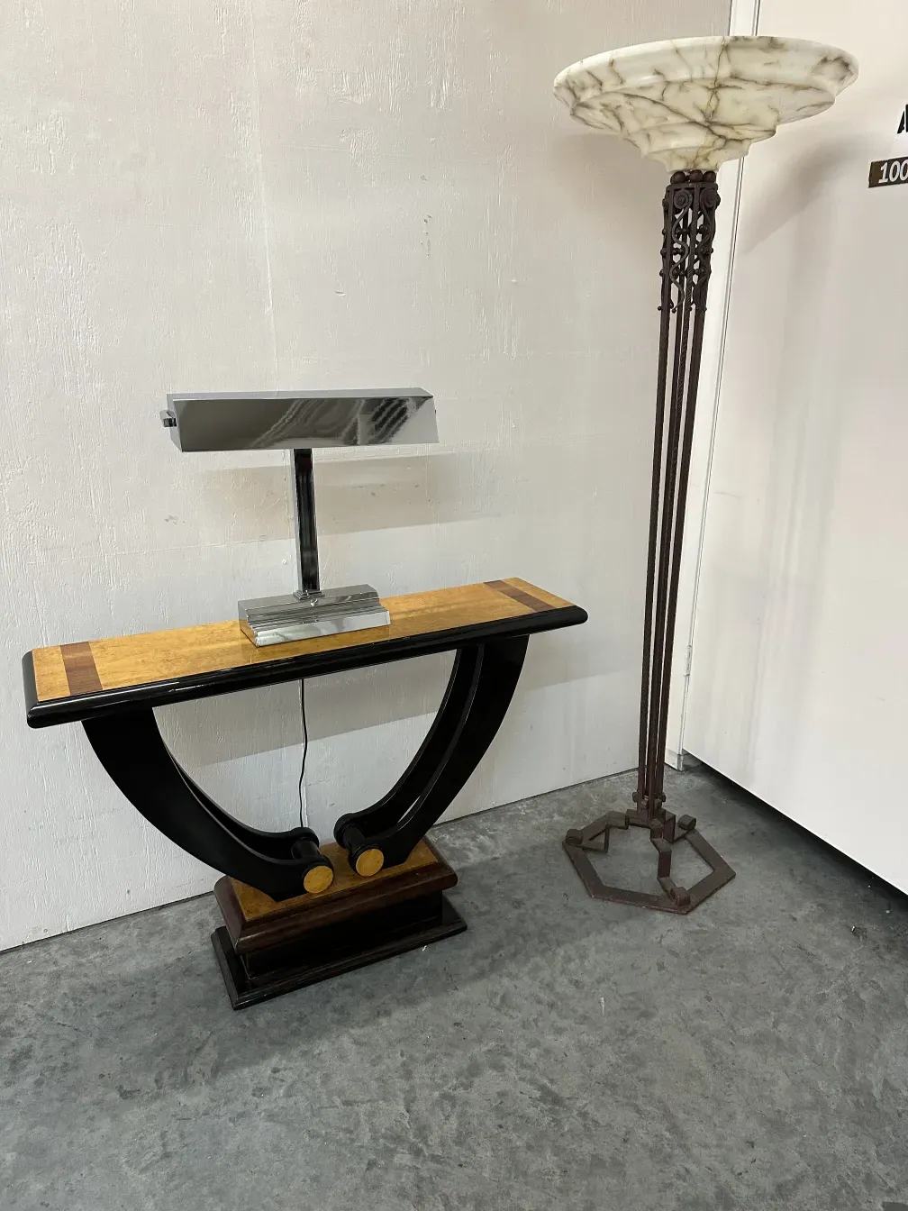 antikarnaya nastol'naya lampa s elegantnym dizainom na stole