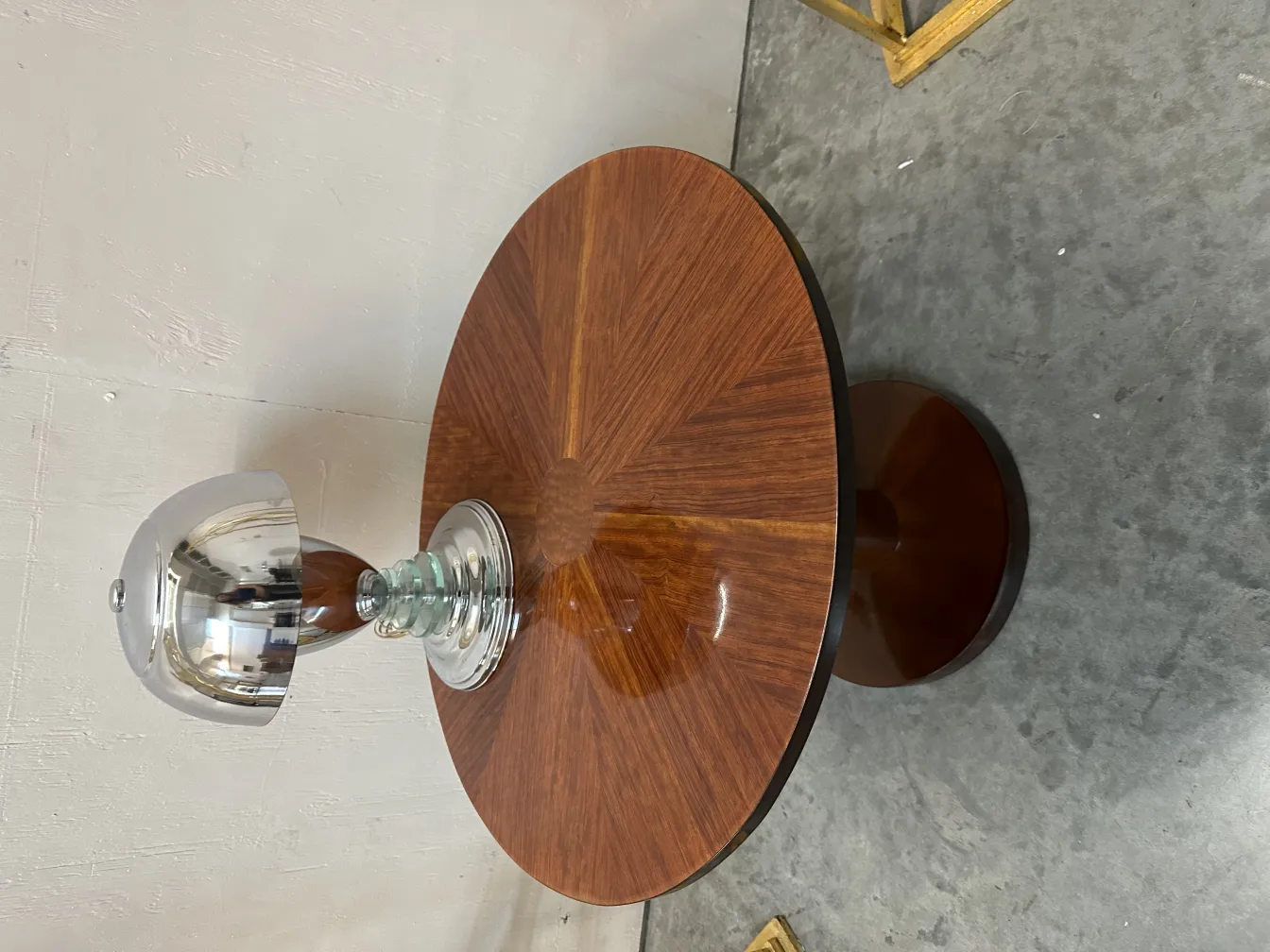 antike Tischlampe mit runder Basis in moderner Umgebung