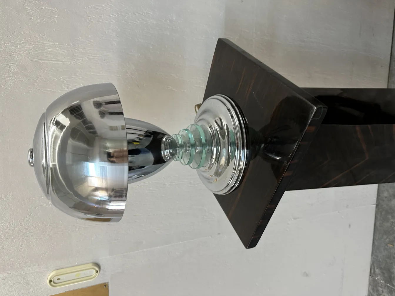 lampe de bureau ancienne avec base décorative et abat-jour sphérique, ambiance chaleureuse