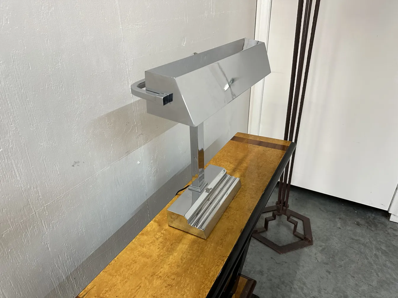 lampada da tavolo antica con base cromata e paralume rettangolare, in un ambiente moderno