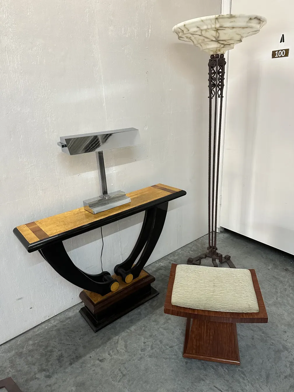 luminária de mesa antiga com luz suave, embelezando um ambiente elegante