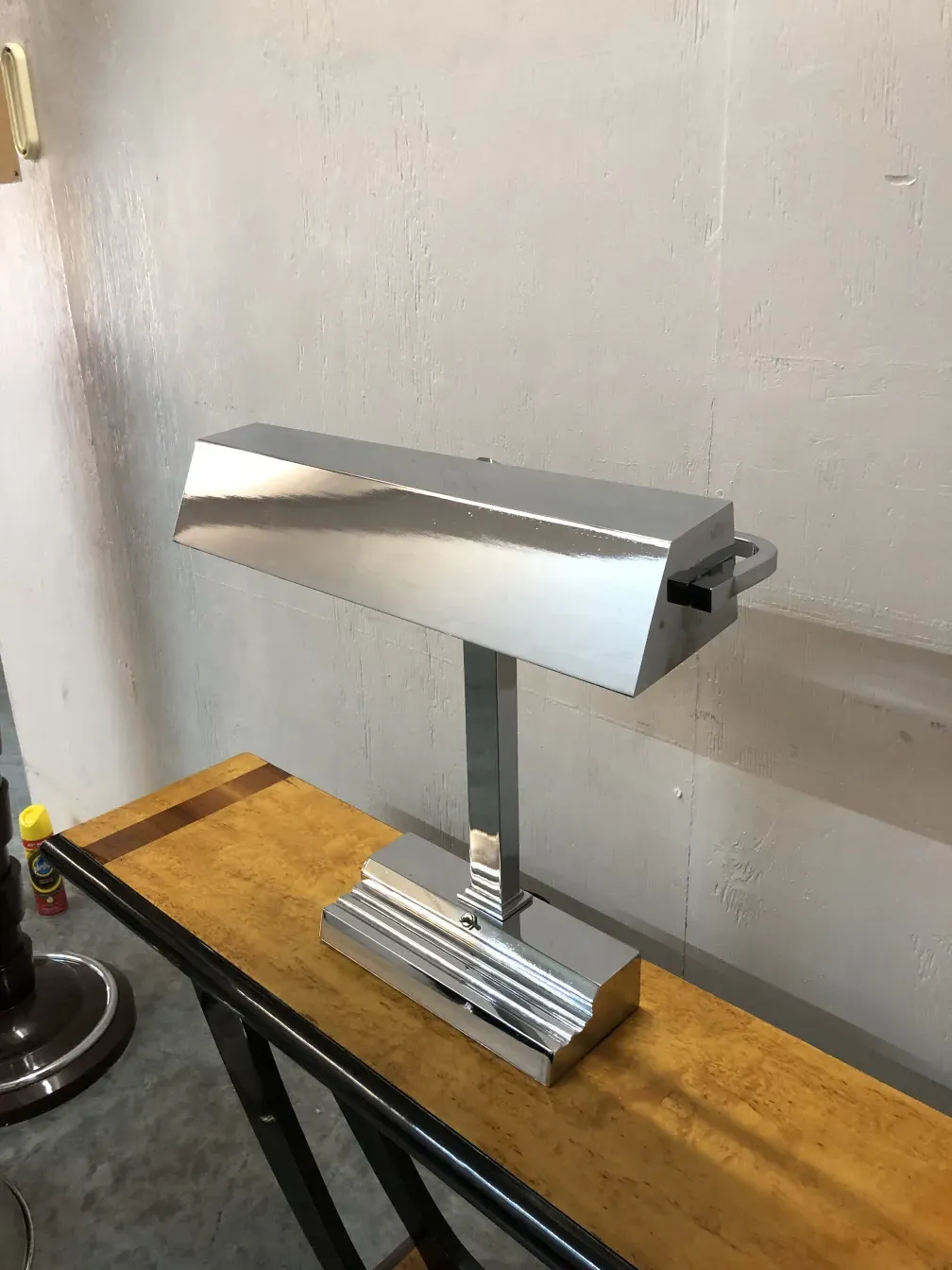 antiga luminária de mesa em um ambiente aconchegante