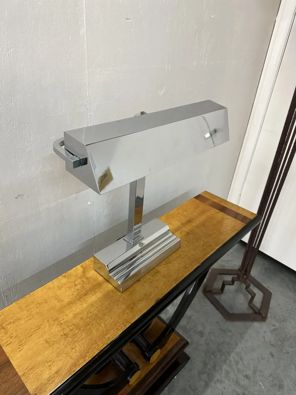 antike tischlampe auf hellem Holztisch, elegant mit Metallelementen