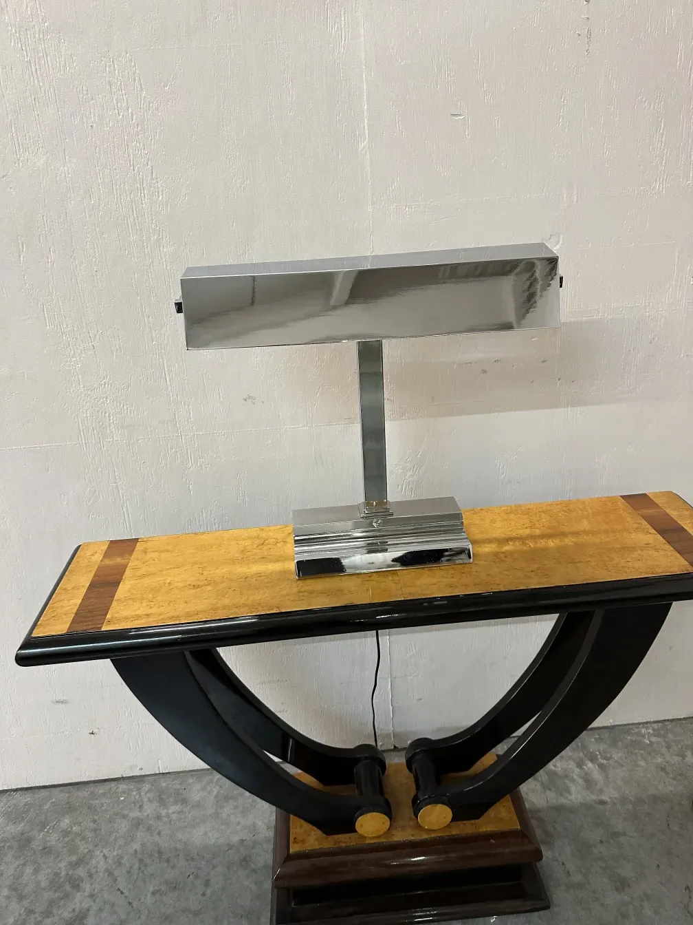 Lampara de mesa antigua con base decorativa y diseño atractivo en un entorno elegante.