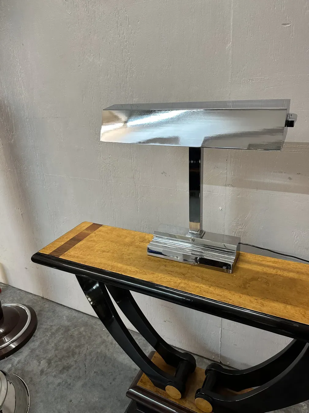 Lampada da tavolo antica con design cromato su un tavolo elegante