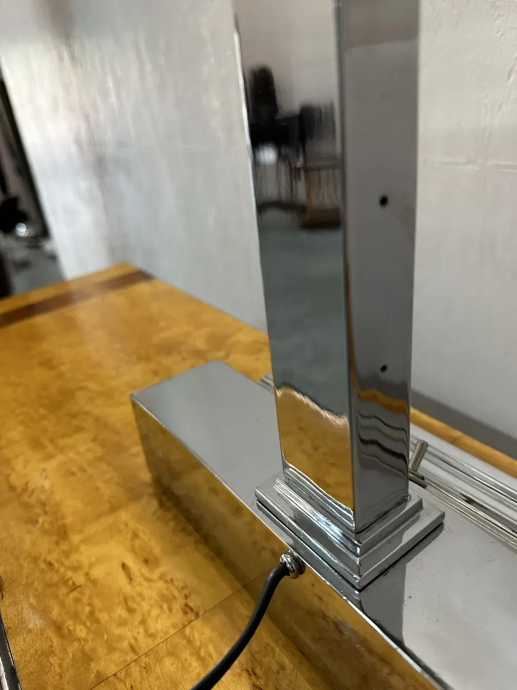 Lámpara de mesa antigua con brillo en un ambiente cálido.