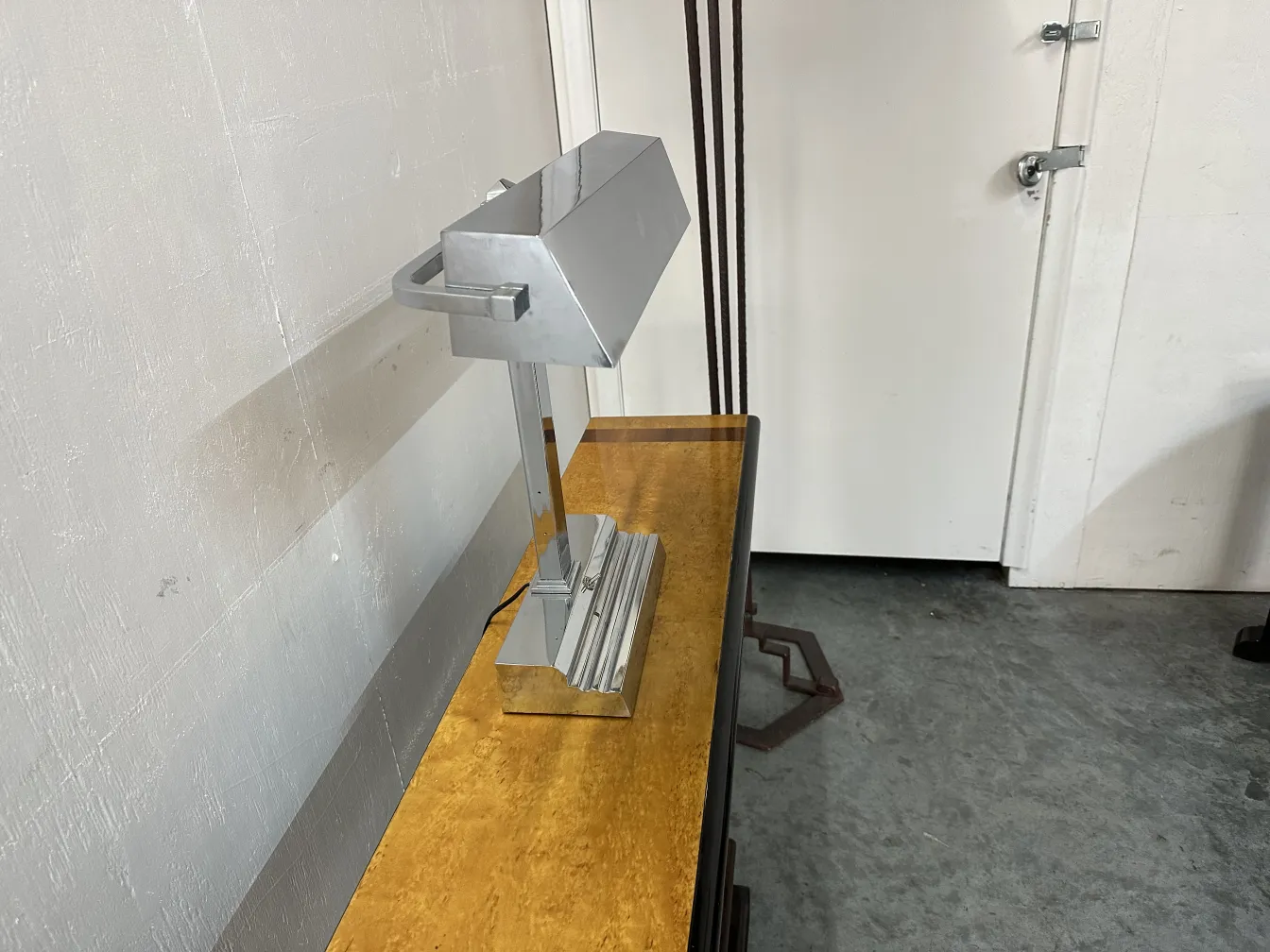 luminaria de mesa antiga com base brilhante e forma elegante em ambiente moderno