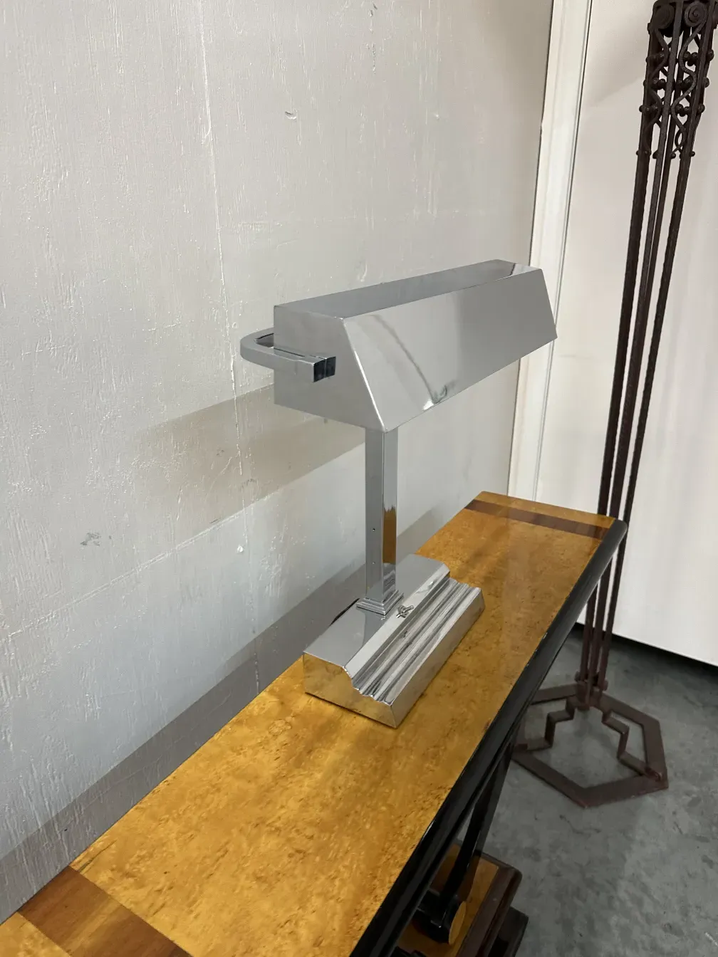 alte tischlampe mit verchromtem fuß auf einem modernen tisch