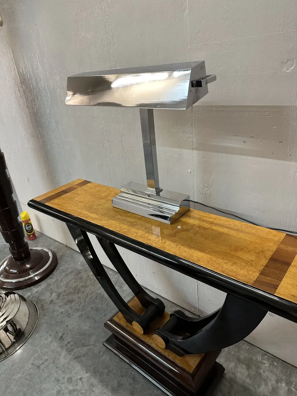 luminária de mesa antiga com design elegante em ambiente moderno