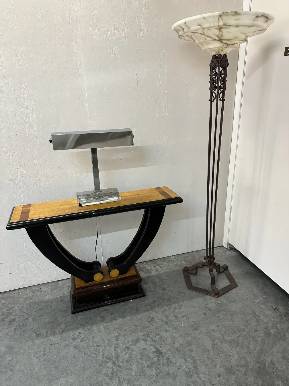 Antigua lámpara de mesa con base decorada, luz cálida.