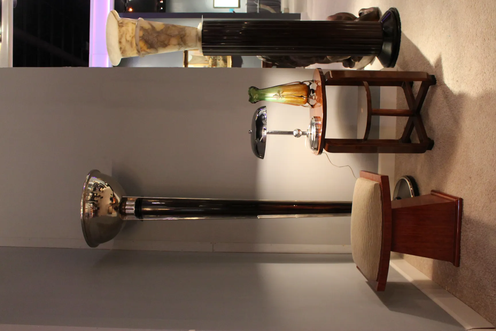 Lampara de mesa antigua con forma elegante en un ambiente acogedor.