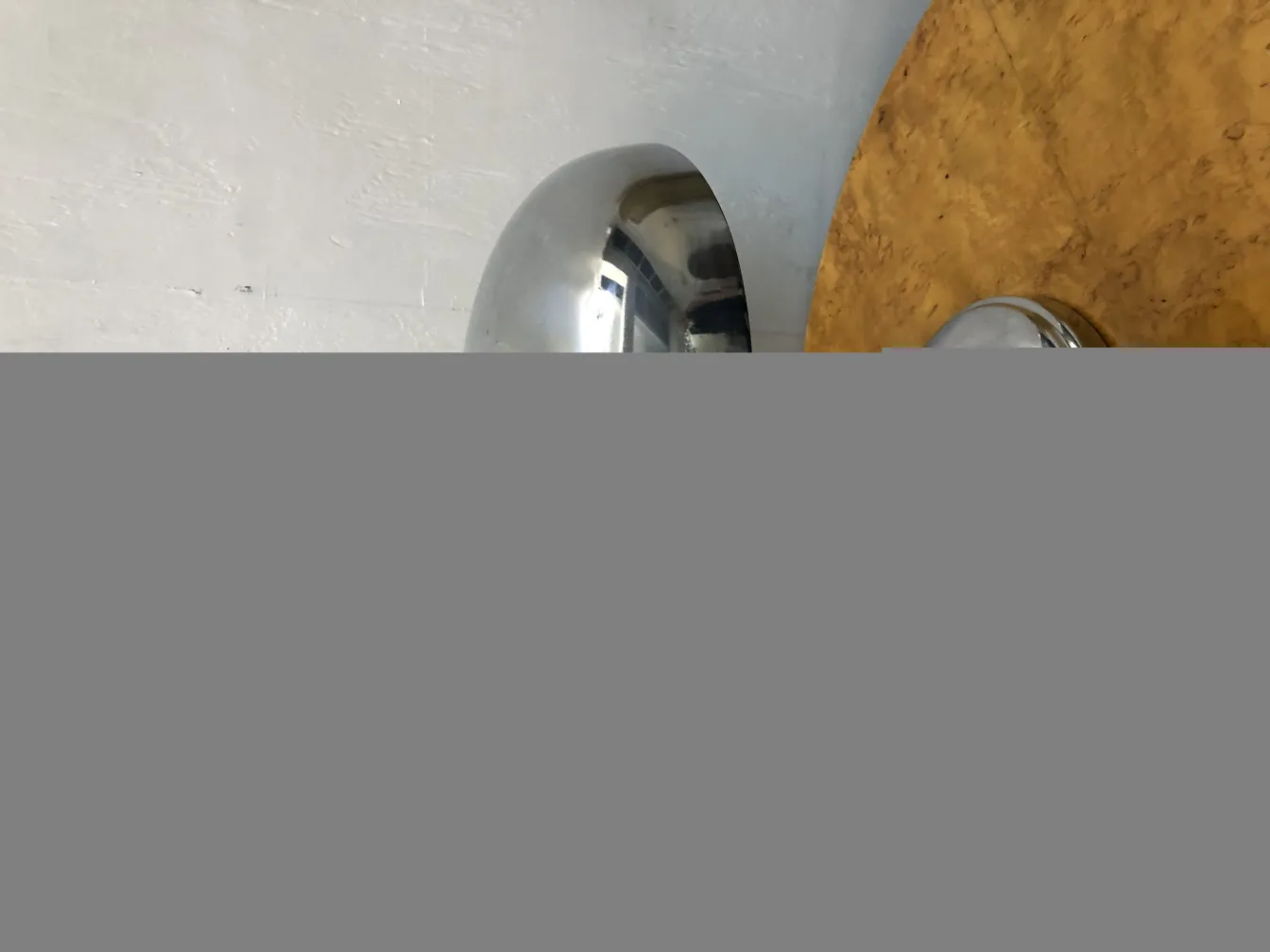 Lampada da tavolo antica lucente in ambiente moderno.