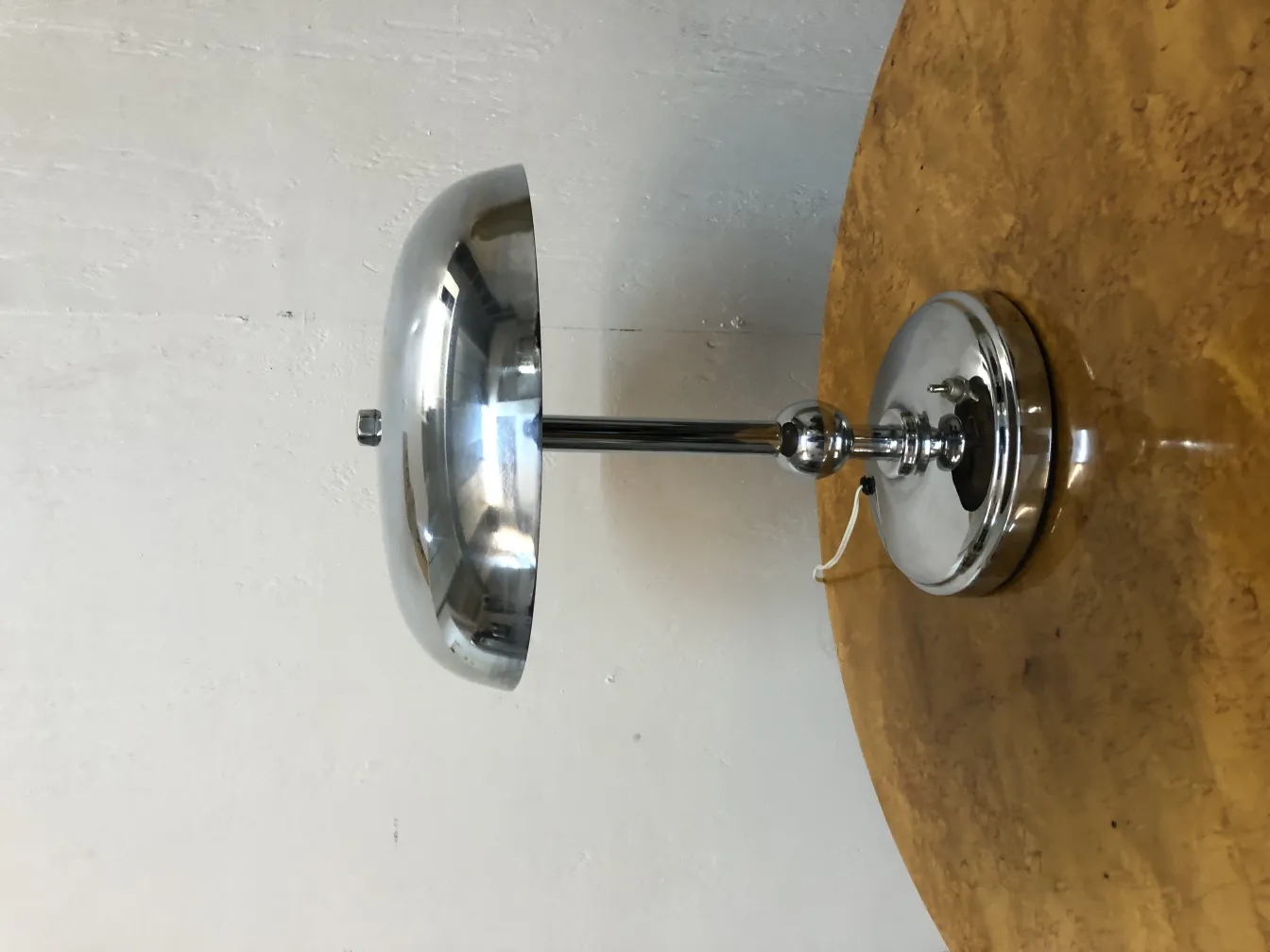 lampara de mesa antigua con base brillante en ambiente neutral