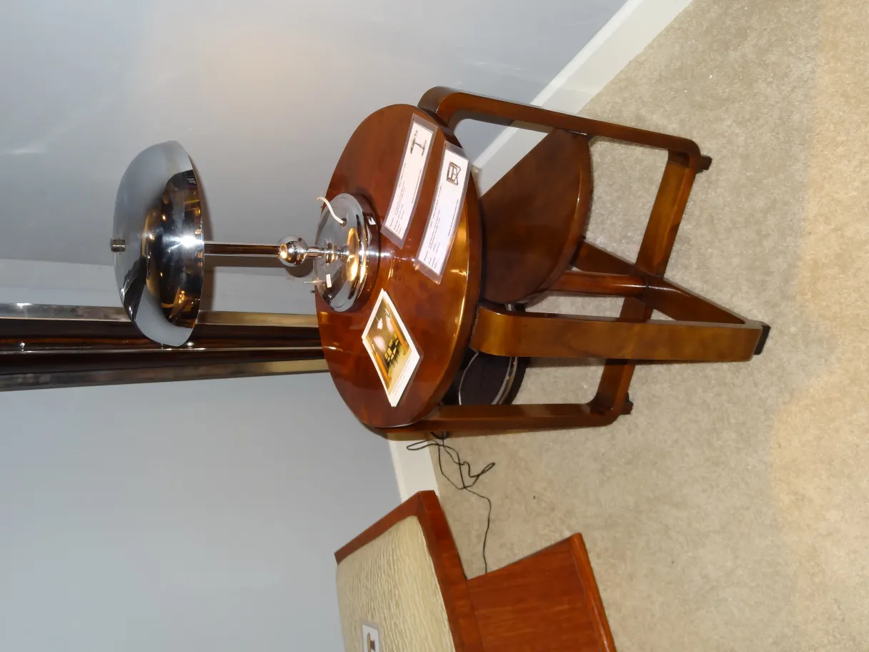 Lampe de bureau ancienne avec base brillante, décorative, dans un cadre accueillant.