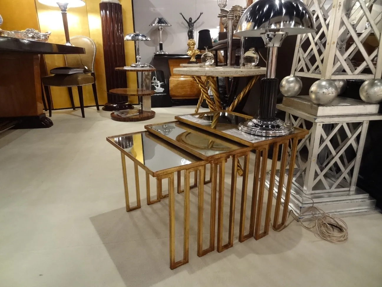 lampara de mesa antigua con base brillante y elegante de diseño moderno, en un ambiente de antigüedades