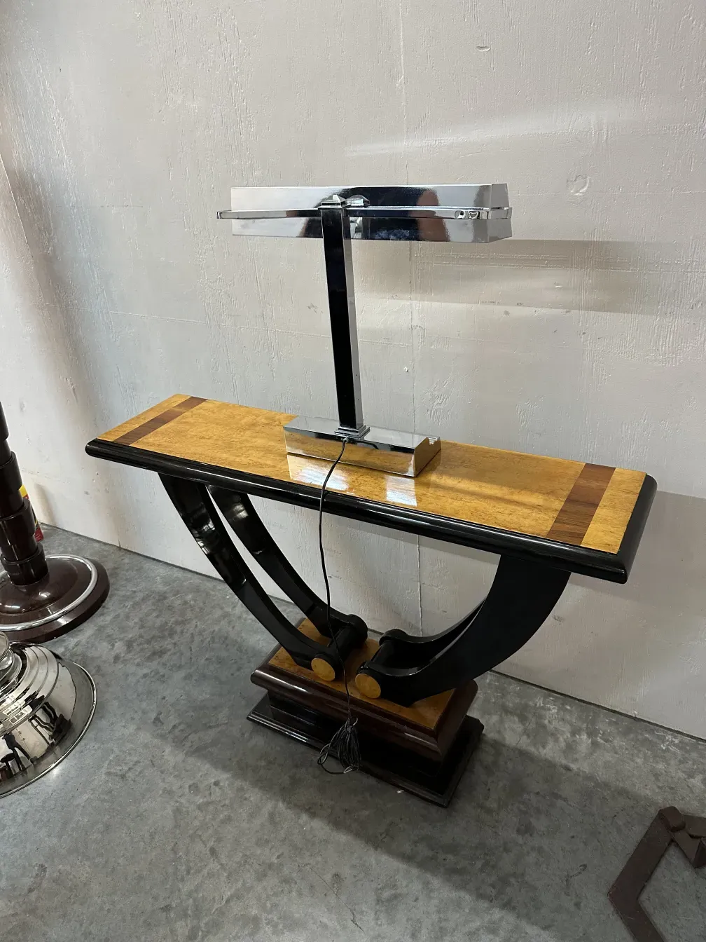 antike tischlampe mit attraktiven details und originalität, gemütliches ambiente