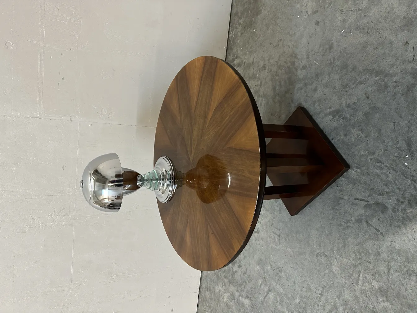 Luminária de mesa antiga com base decorativa e cúpula brilhante