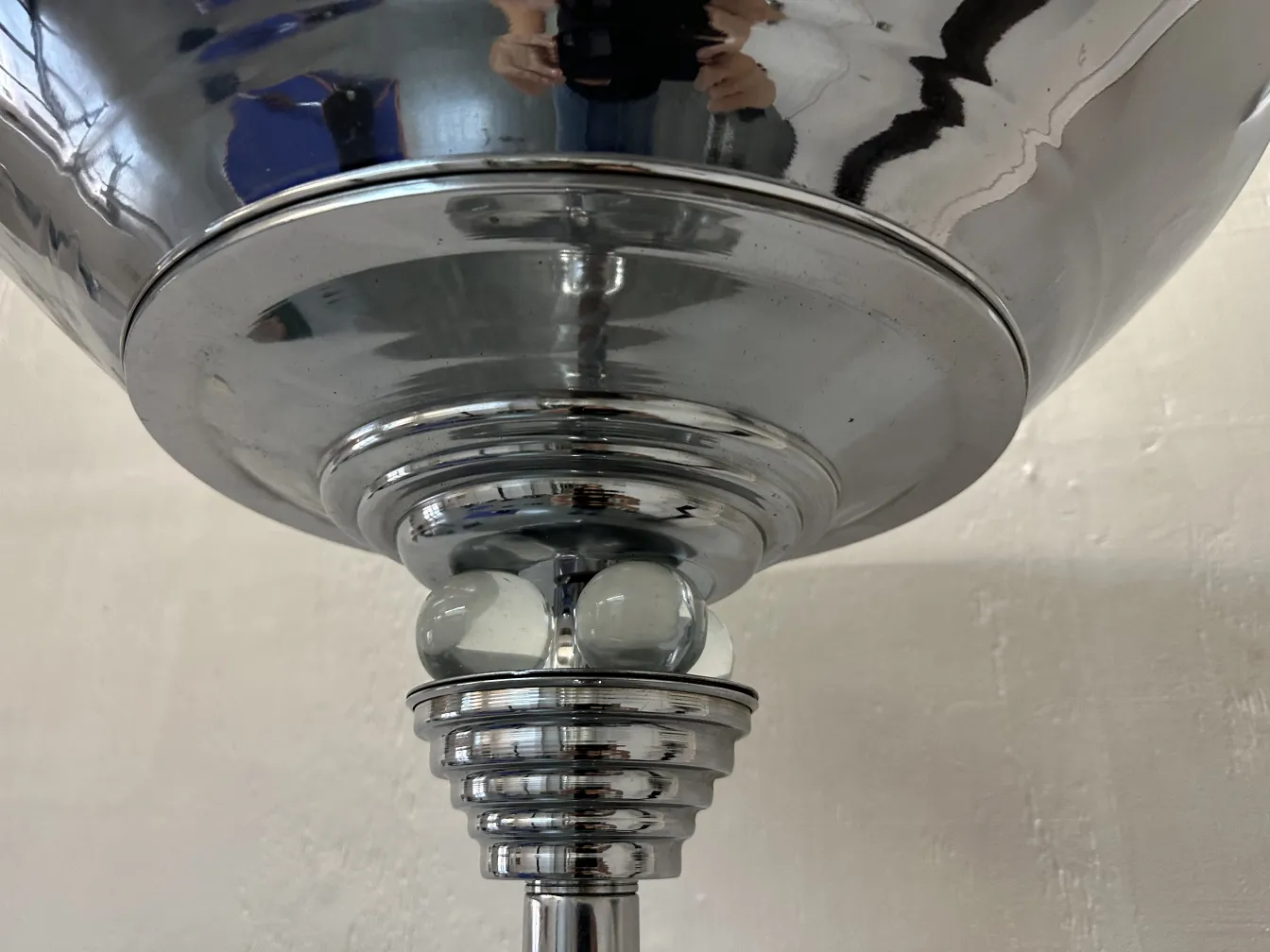 Due lampade da terra antiche in un ambiente elegante