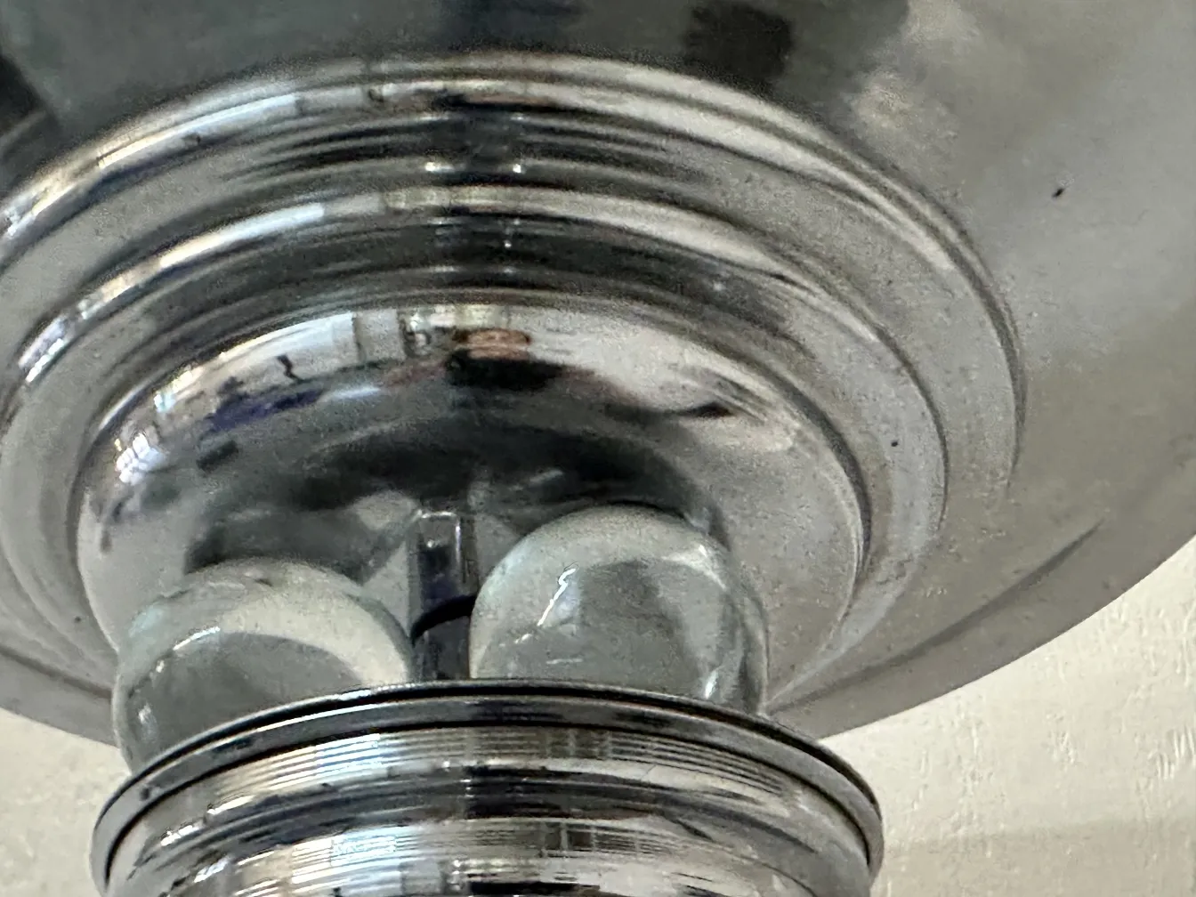 visão superior de duas lâmpadas de piso antigas com lâmpadas