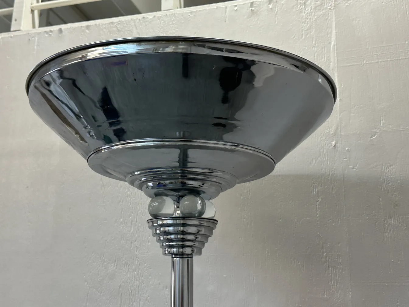 Visão de duas lâmpadas de piso antigas brilhantes com design elegante.