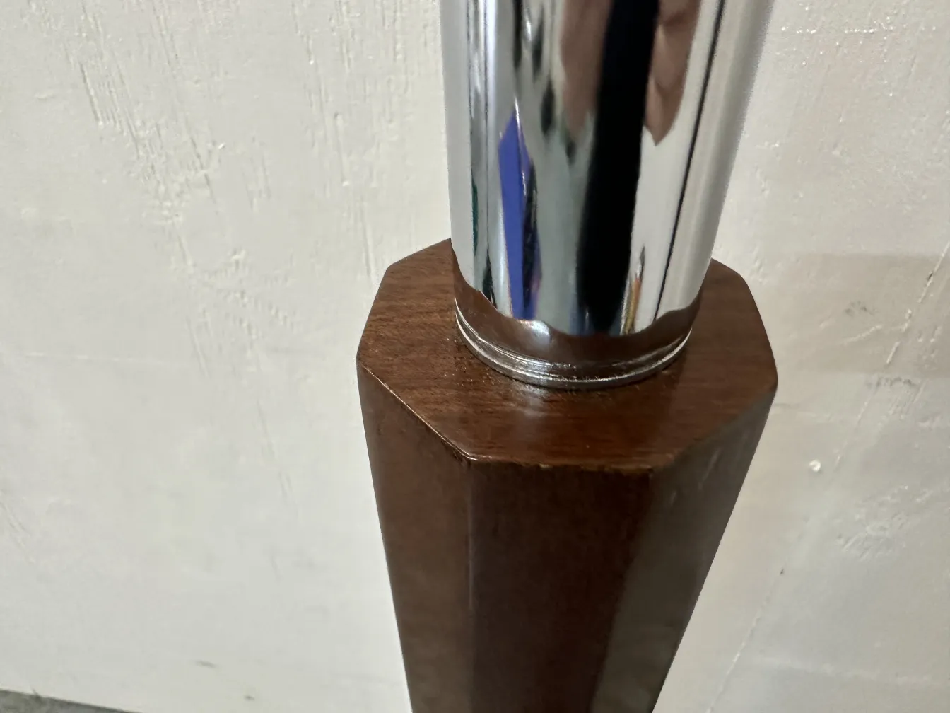 Imagem de duas lampadas de piso antigas em um ambiente simples.