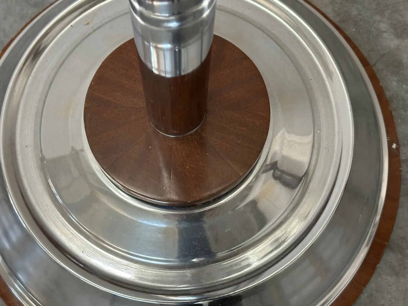 Base de metal brillante y diseño elegante en dos lámparas de pie antiguas