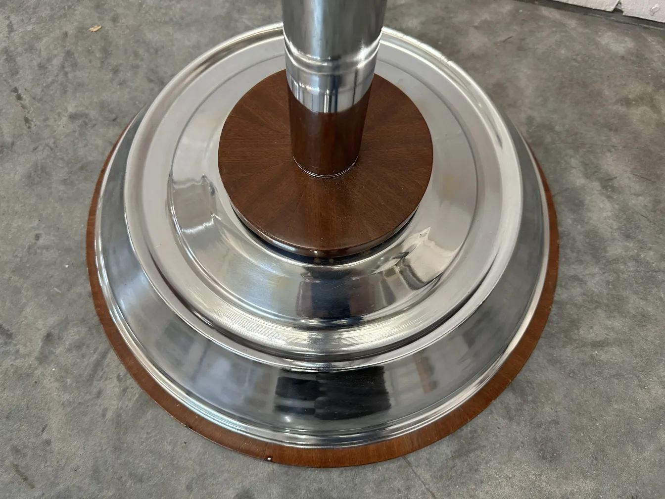 2 antike Stehleuchten mit stilvollem Metallfuß