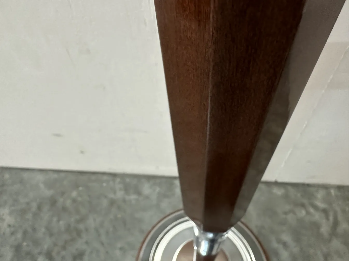 Due lampade da terra antiche con design elegante in un ambiente accogliente.