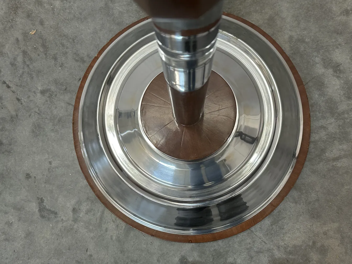 Gros plan sur 2 lampadaires anciens dans un cadre chaleureux