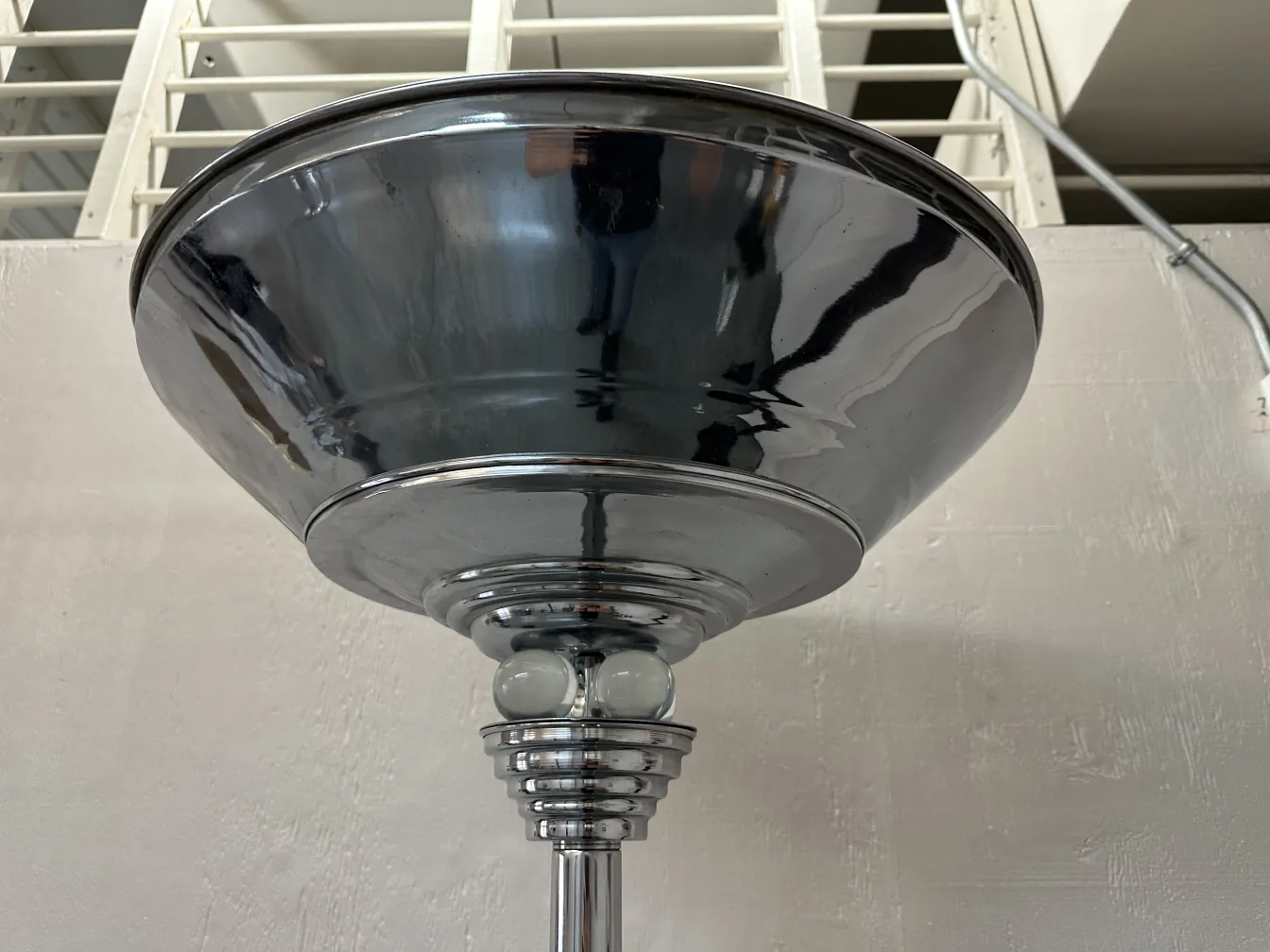 2 lampade da terra antiche con base e paralume riflettenti