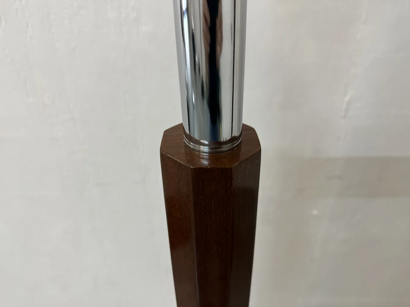 2 lámparas de pie antiguas con base de diseño atractivo en un ambiente acogedor