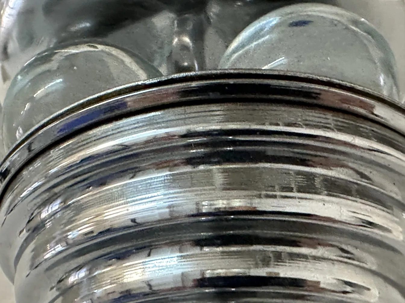 due lampade da terra antiche con una finitura dettagliata, in un ambiente accogliente