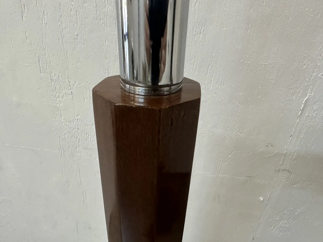 2 lâmpadas de piso antigas com base estilizada criando um ambiente acolhedor.